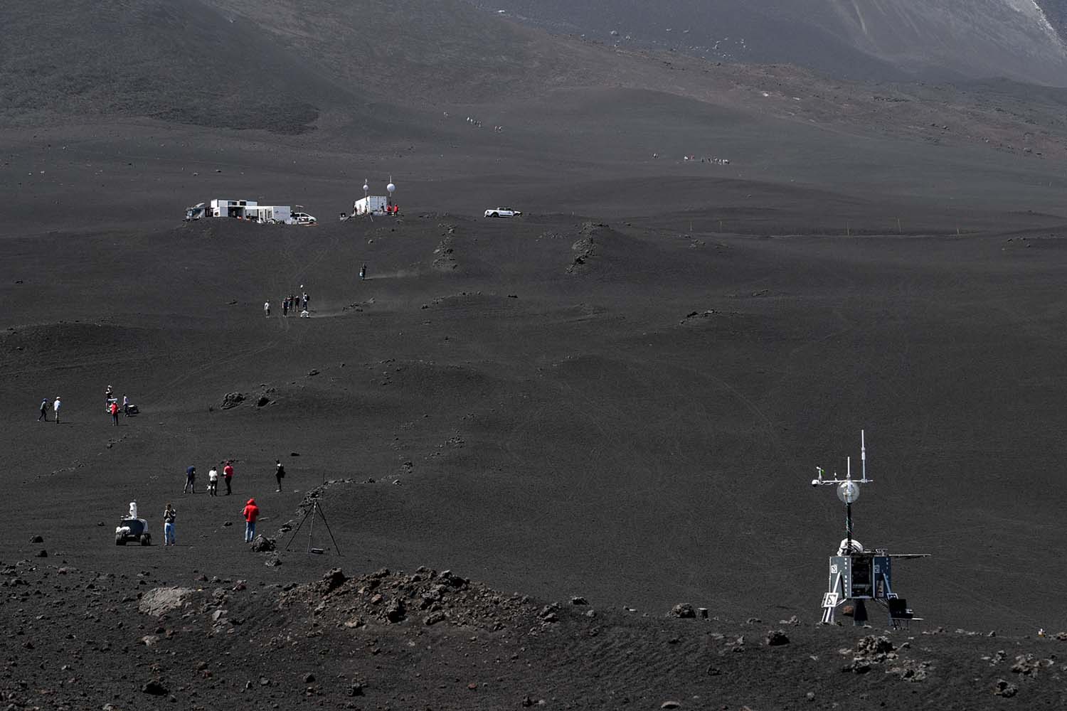 该团队在埃特纳山（Mount Etna）上的大本营，在那里他们在约2600米的高度测试了机器人的能力。|Souce：DLR