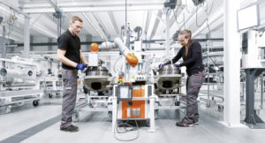 LBR IISY在汉诺威Messe 2018的Kuka Booth发出简单的共同机器人和机电一体化