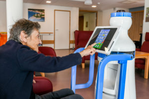 KOMPAÏRobotics发布了专为信息、步行辅助而设计的机器人