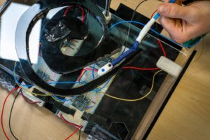 在加州大学圣地亚哥分校，灵活的医疗机器人获得了低成本、高度精确的指导