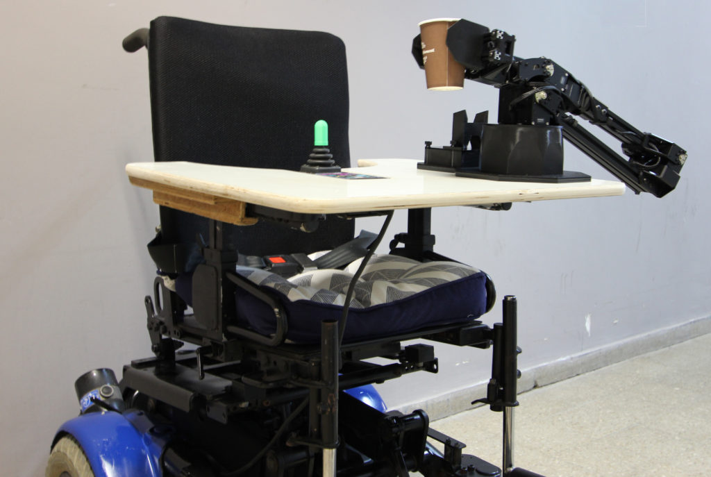 轮椅安装的机器人手臂使用英特尔，牙科技术来帮助患者