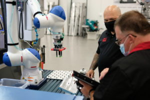 Ready Robotics Forge / OS软件有助于Ekami培训机器人品牌培训工人