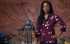 性别、种族和机器人的作者Ayanna Howard描述了如何识别和对抗偏见