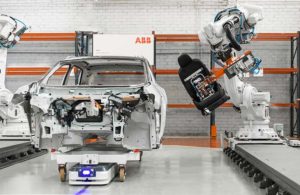 ABB机器人将座椅组装到汽车上