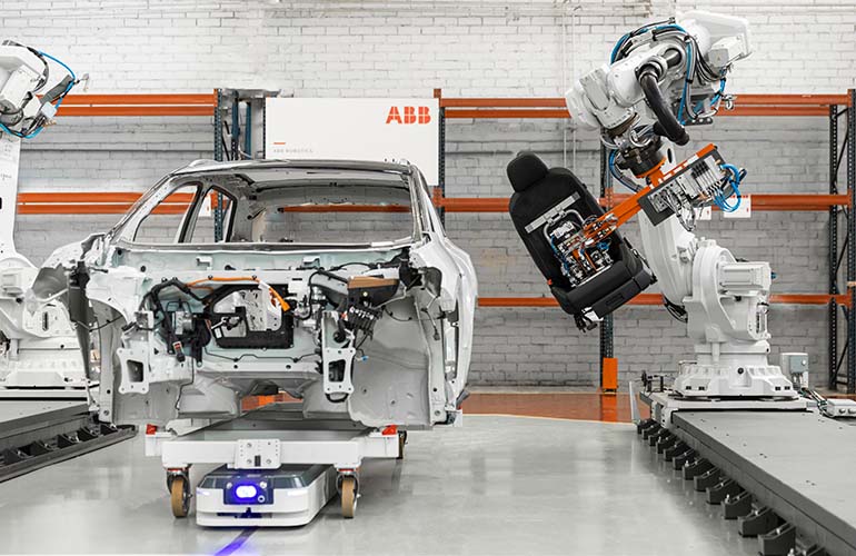 ABB机器人将座位组合成汽车