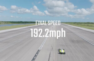 自动驾驶汽车创下了195.4英里/小时的陆地速度新纪录